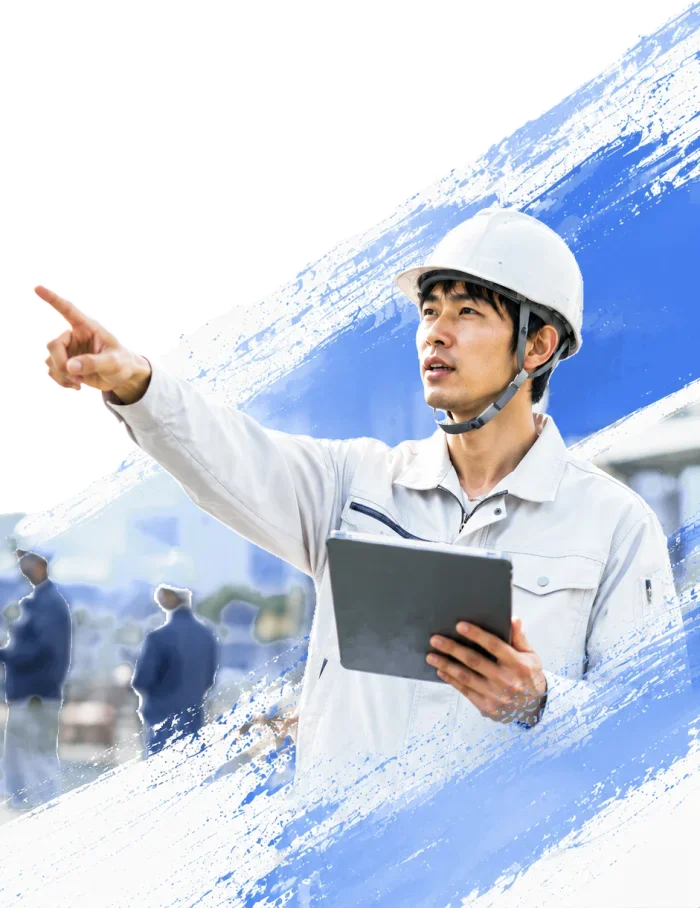現場を指差して伝える施工管理スタッフ